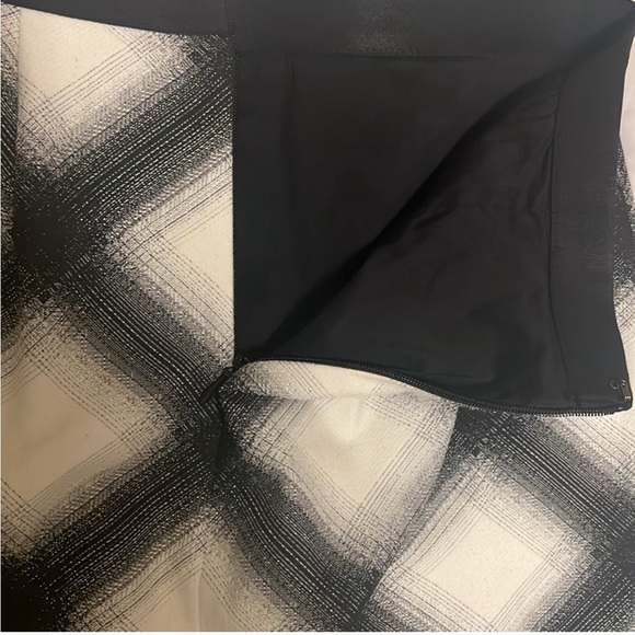 BCBG Mermaid Style Skirt with Lace, Zip Black/White, Size 6 - Picture 6 of 9